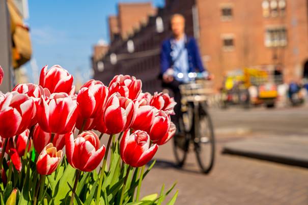 man op fiets