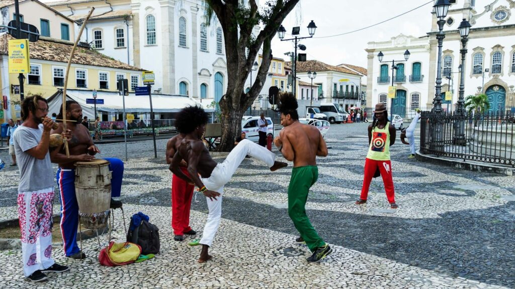 Capoeiradansers en muzikanten op een historisch plein in Recife met koloniale gebouwen op de achtergrond