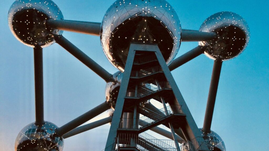 Het Atomium in Brussel bij avondlicht, iconische moderne bezienswaardigheid Brussel buiten het stadscentrum.
