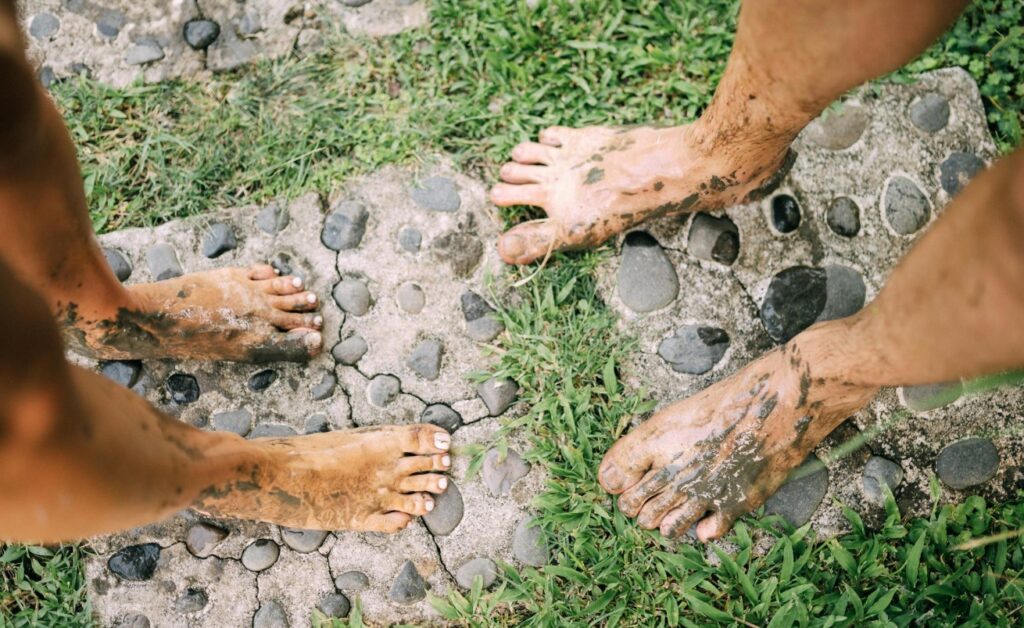 Modderige blote voeten op een stenen pad bij het Blote voetenpad in Bergen op Zoom