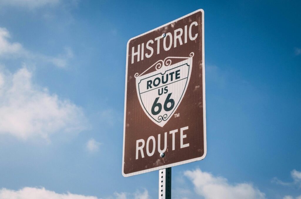 Bruin verkeersbord met "Historic Route 66" tegen een heldere blauwe lucht