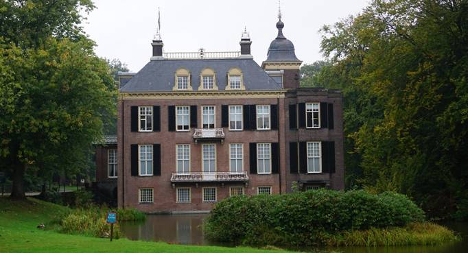Historisch kasteel met slotgracht omgeven door groen in Gelderland