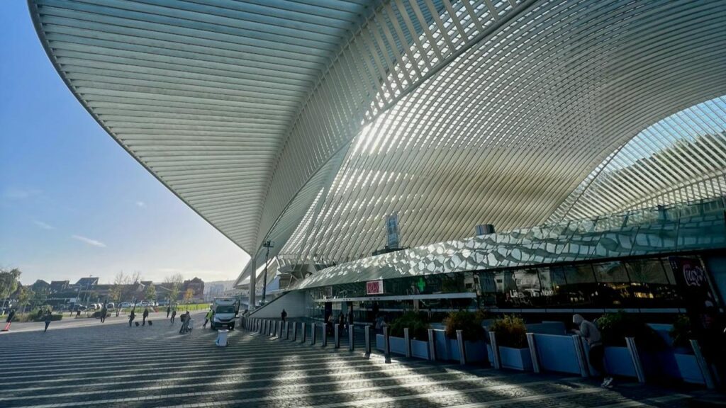 Futuristisch station Liège-Guillemins in Luik met reizigers onder het gebogen dak