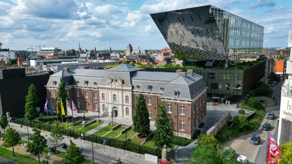 Modern en historisch gebouw in Hasselt bij culturele hotspots en bezienswaardigheden Hasselt