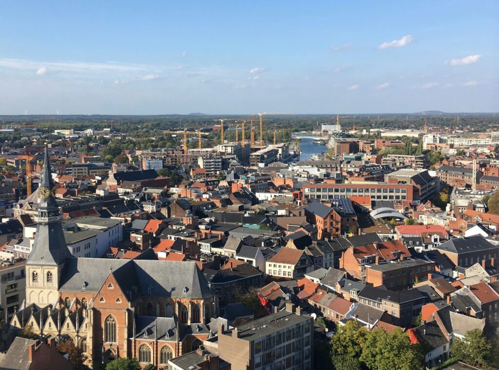 Panoramisch uitzicht over Hasselt met kerk, daken en skyline van bezienswaardigheden Hasselt
