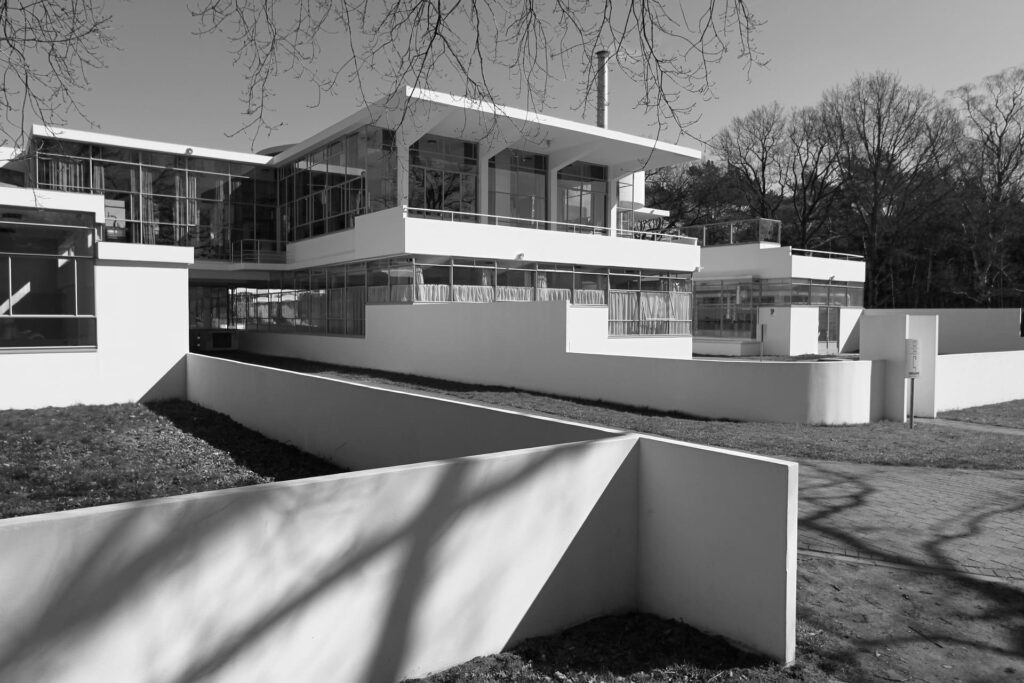 Moderne architectuur van Dudok bij historische bezienswaardigheden in Hilversum