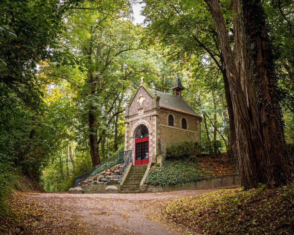 Historische kapel midden in een bosrijk gebied, een sfeervolle locatie tussen de bezienswaardigheden in Beek.