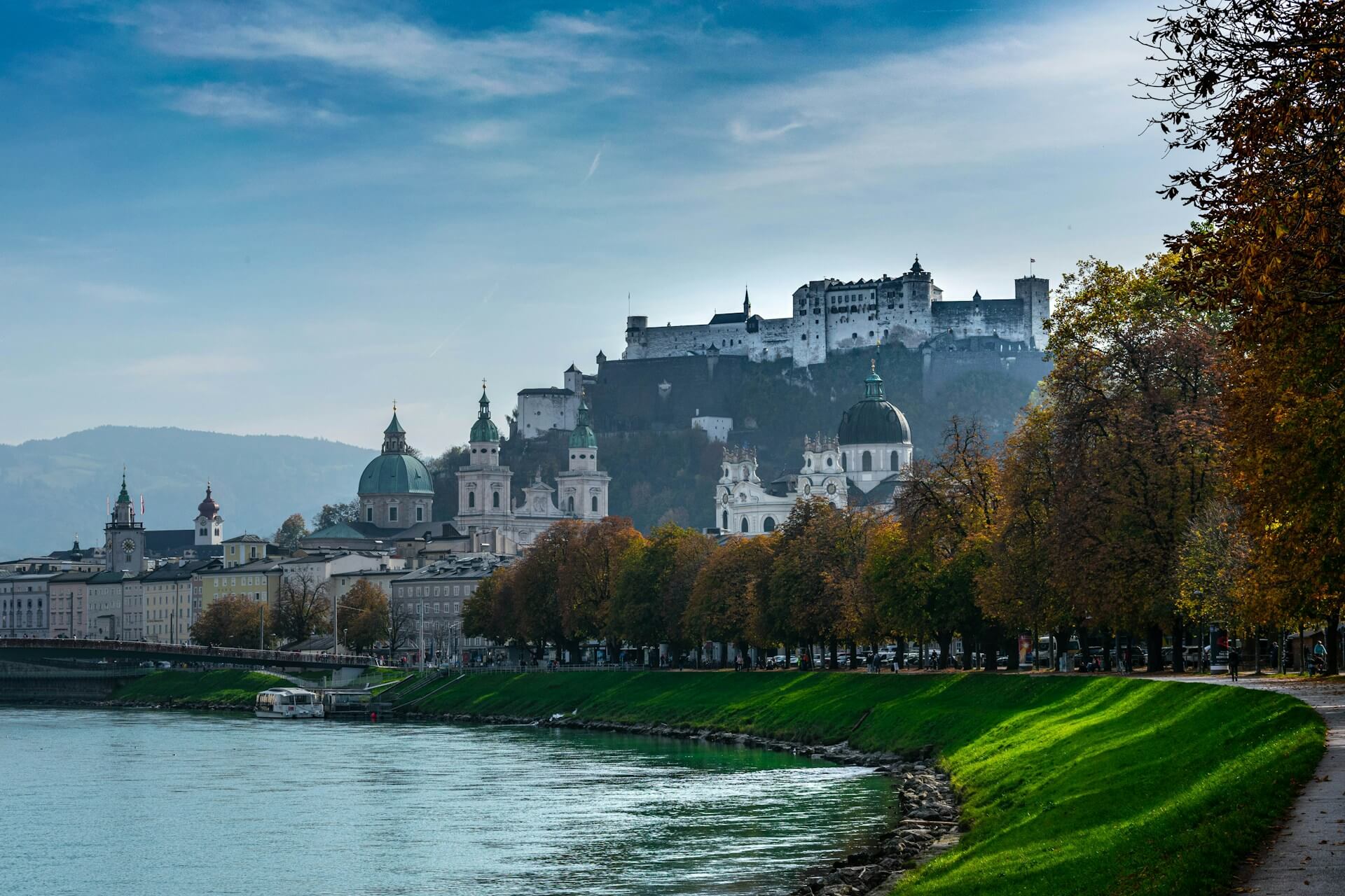 Uitzicht over de Salzach met de Vesting Hohensalzburg en historische bezienswaardigheden Salzburg.