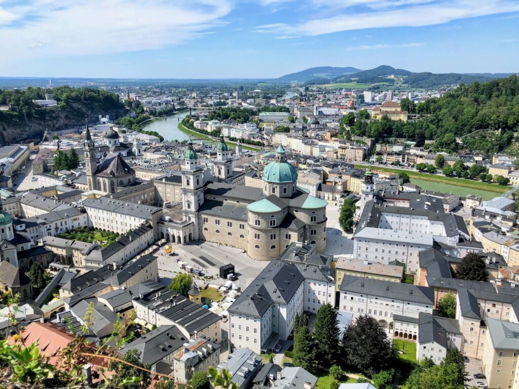 Panorama van de Altstadt met de Dom van Salzburg en andere bezienswaardigheden Salzburg.