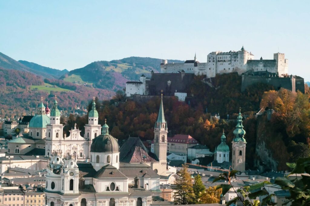 Vesting Hohensalzburg boven de historische binnenstad, een van de bekendste bezienswaardigheden Salzburg.