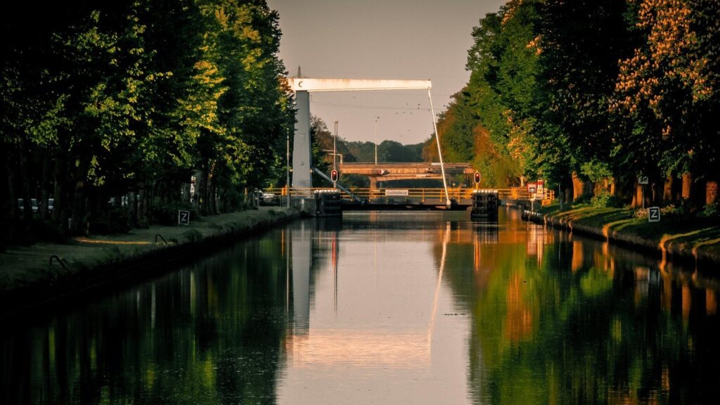 Noordervaart met brug en bomenrij, onderdeel van de veelzijdige bezienswaardigheden in Nederweert