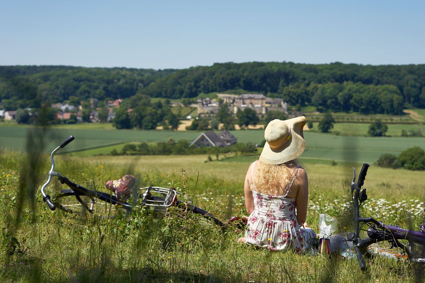 Fietser geniet van uitzicht op natuur en heuvels in Noord-Limburg.