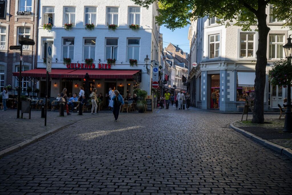 Historisch centrum met terrassen en geplaveide straat in Noord-Limburg.