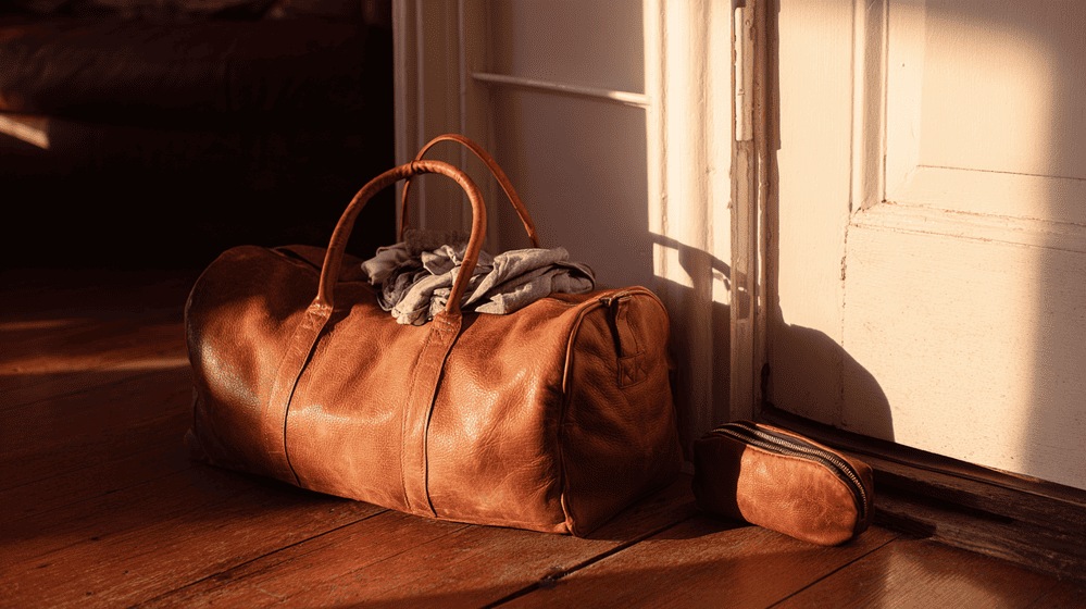 compacte leren reistas voor een weekend weg