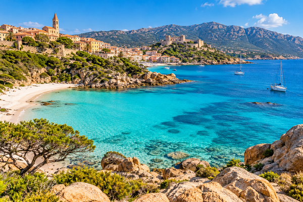 Bezienswaardigheden in Sardinië met turquoise zee, witte zandstranden, historische kuststad en ruig berglandschap